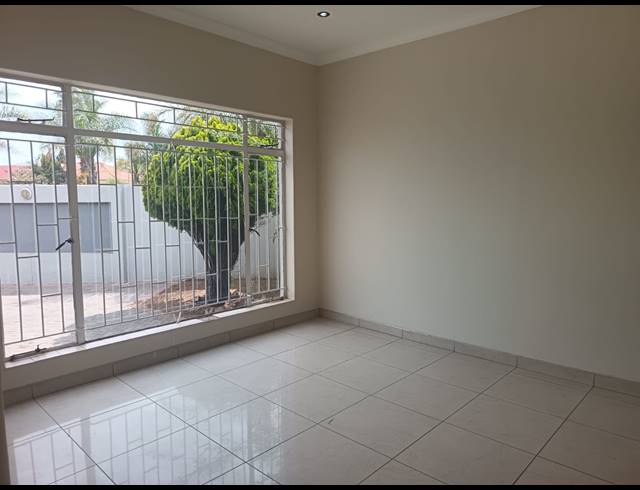 4 BEDROOM HOUSE FOR SALE IN ROSHNEE